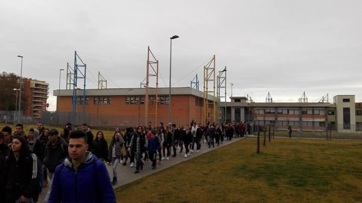 APRILIA – Anche gli studenti del Rosselli al freddo, la protesta. I termosifoni, però, sono accesi. - 