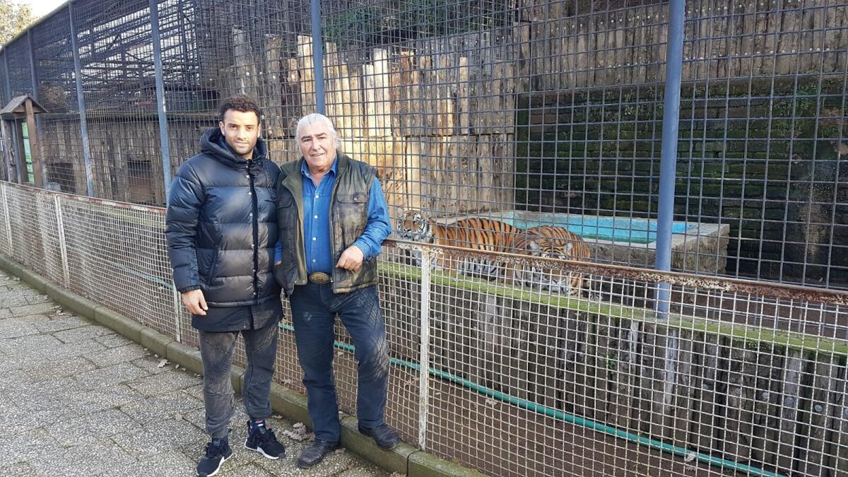 Il centrocampista della Lazio Anderson al "Parco delle Star" di Aprilia, tra tigri e leoni. - 