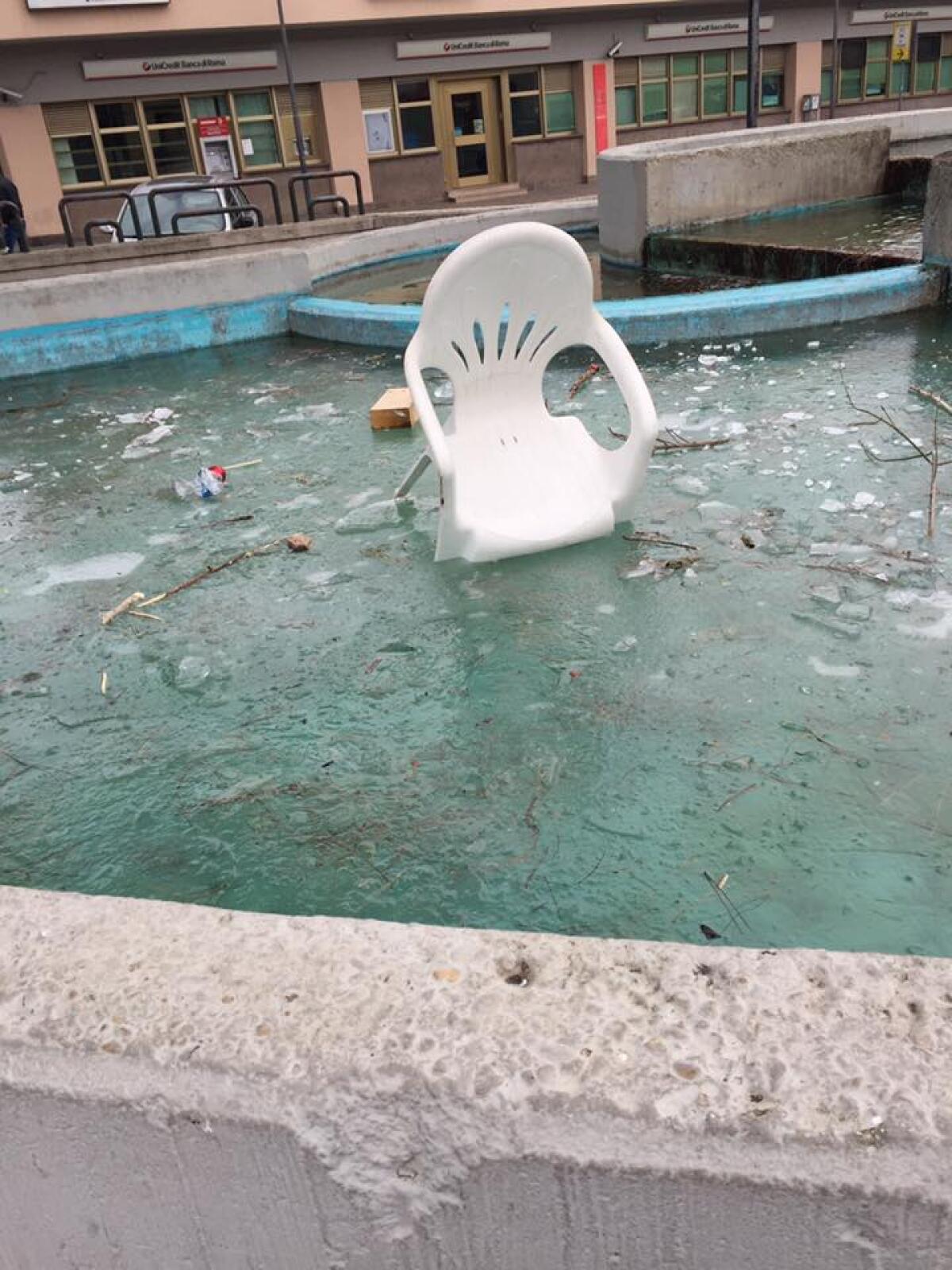 APRILIA - Scempio nella fontana ghiacciata di piazza Roma - 