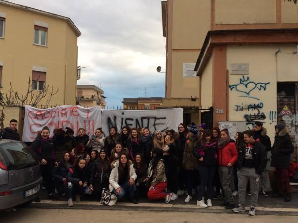 APRILIA - Al freddo da tre giorni, la protesta degli studenti del professionale di via Cellini. - 