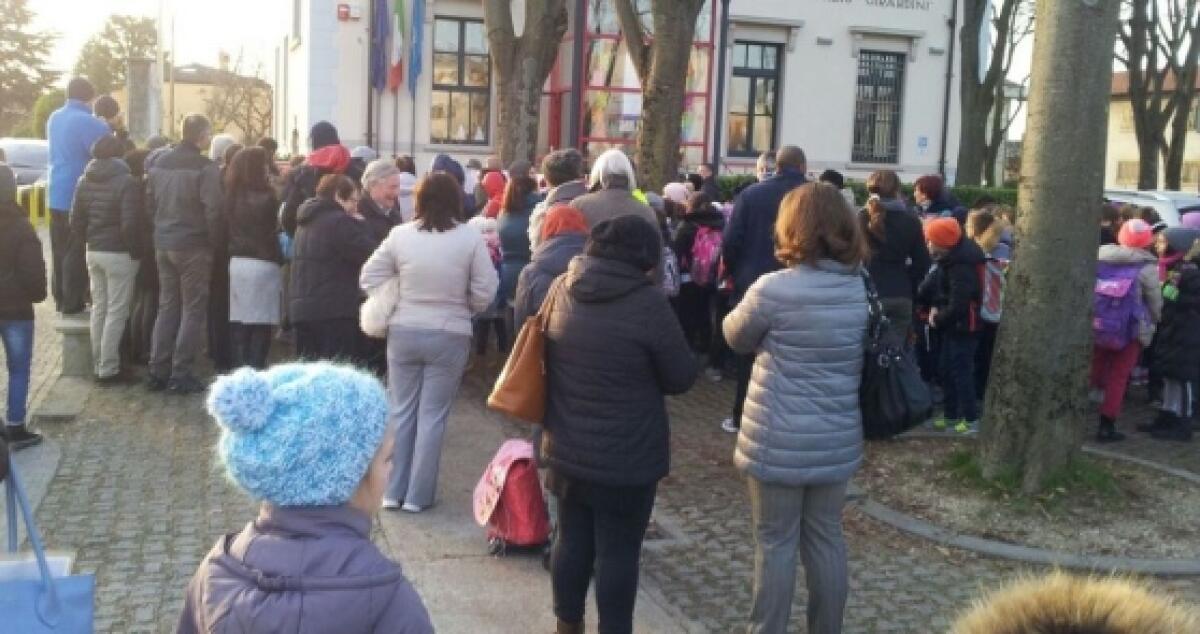 Scuole al freddo a Latina, studenti in classe con giubbotti e cappelli - 
