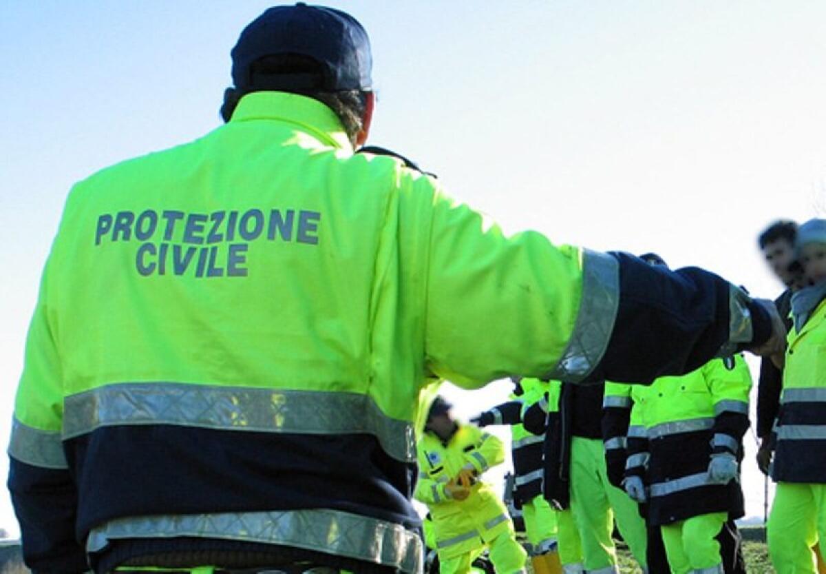 Freddo e ghiaccio, ad Albano la Protezione Civile sparge sale sulle strade - 