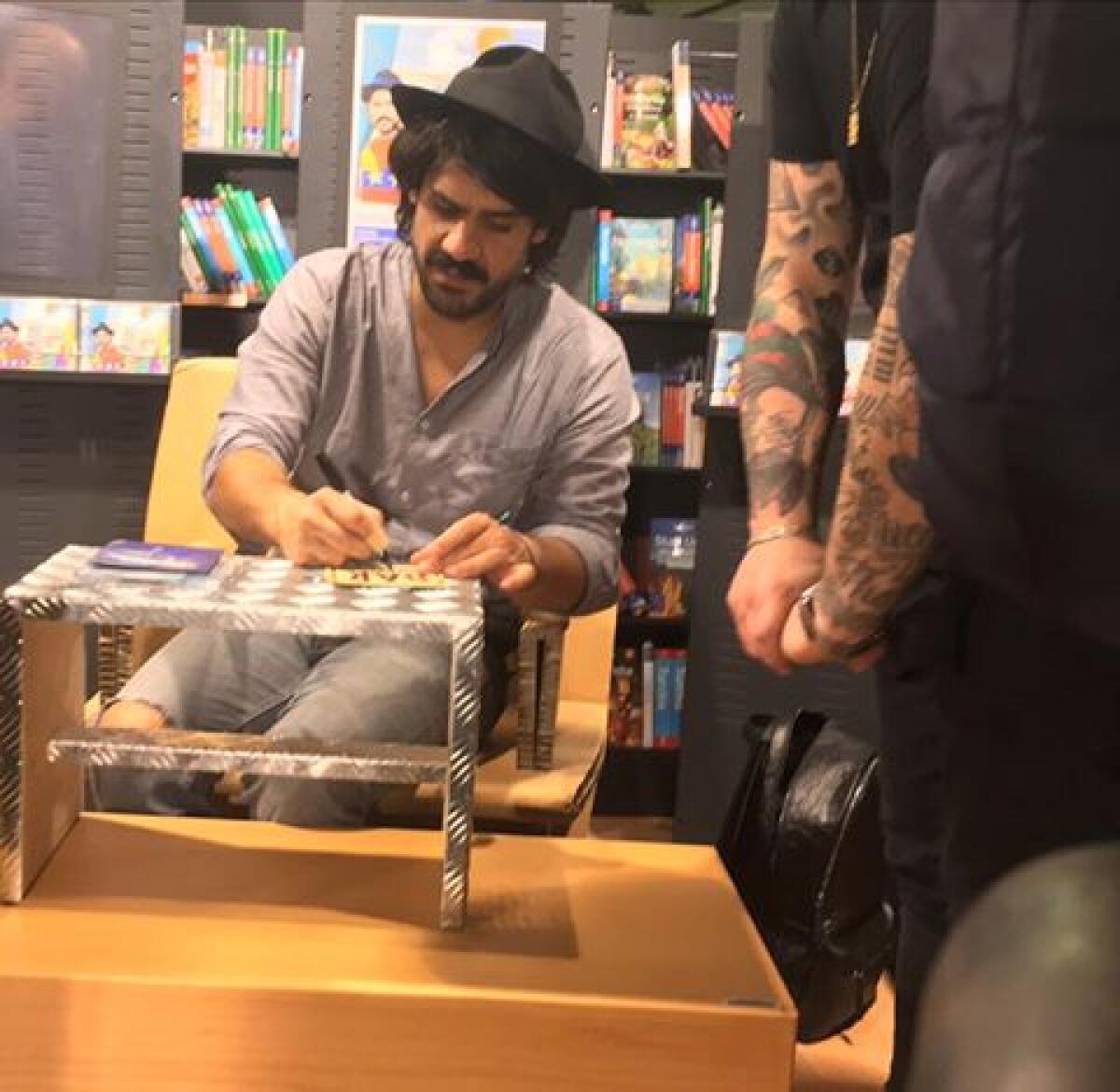 LATINA - L’abbraccio dei fan per il cantautore romano Mannarino. - 