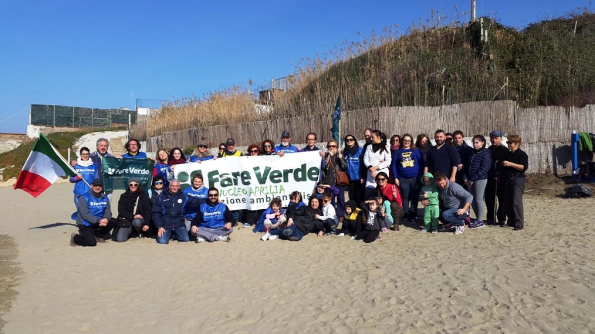 Il mare d'inverno, i volontari di Fare Verde Aprilia ripuliscono Tor Caldara - 