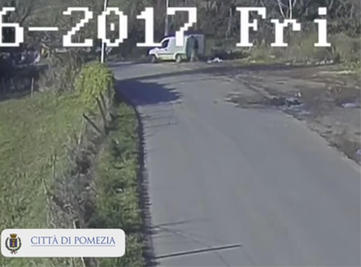Pomezia - Ripreso dalle telecamere a gettare rifiuti in strada, sarà multato - 