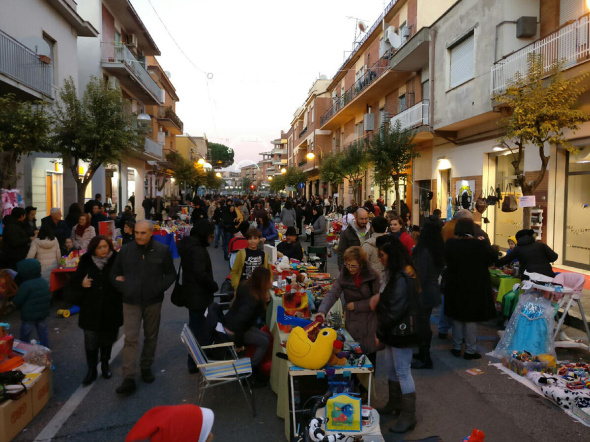 APRILIA - Questa domenica torna il mercatino dell'usato e dell'antiquariato. - 