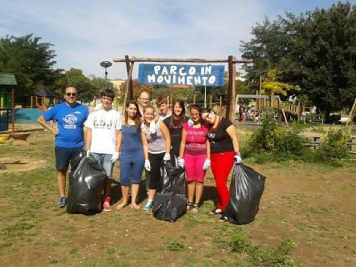 Aprilia - Volontari al lavoro al Parco Manaresi per riparare i giochi dei bimbi - 