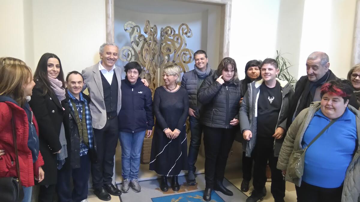 LATINA - Consegnato in Comune l’Albero della Vita realizzato dal centro Casal delle Palme. - 