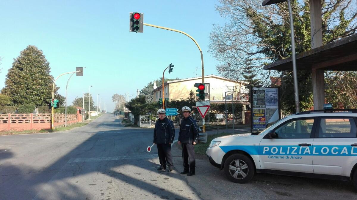 ANZIO - Rimesso in sicurezza il semaforo di via Cipriani nel quartiere Sacida. - 