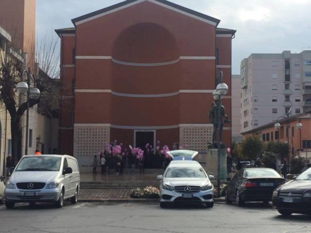 APRILIA - Palloncini rosa ed un lungo applauso per dare l’ultimo saluto al patron della “Radiosa” Rocky Moles. - 