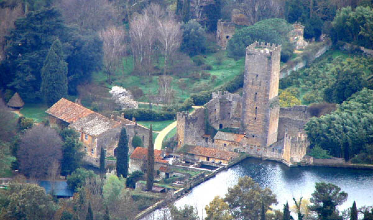 "Giardini di Ninfa, nel dimenticatoio. Guide turistiche nel pantano dell’inerzia regionale" - 