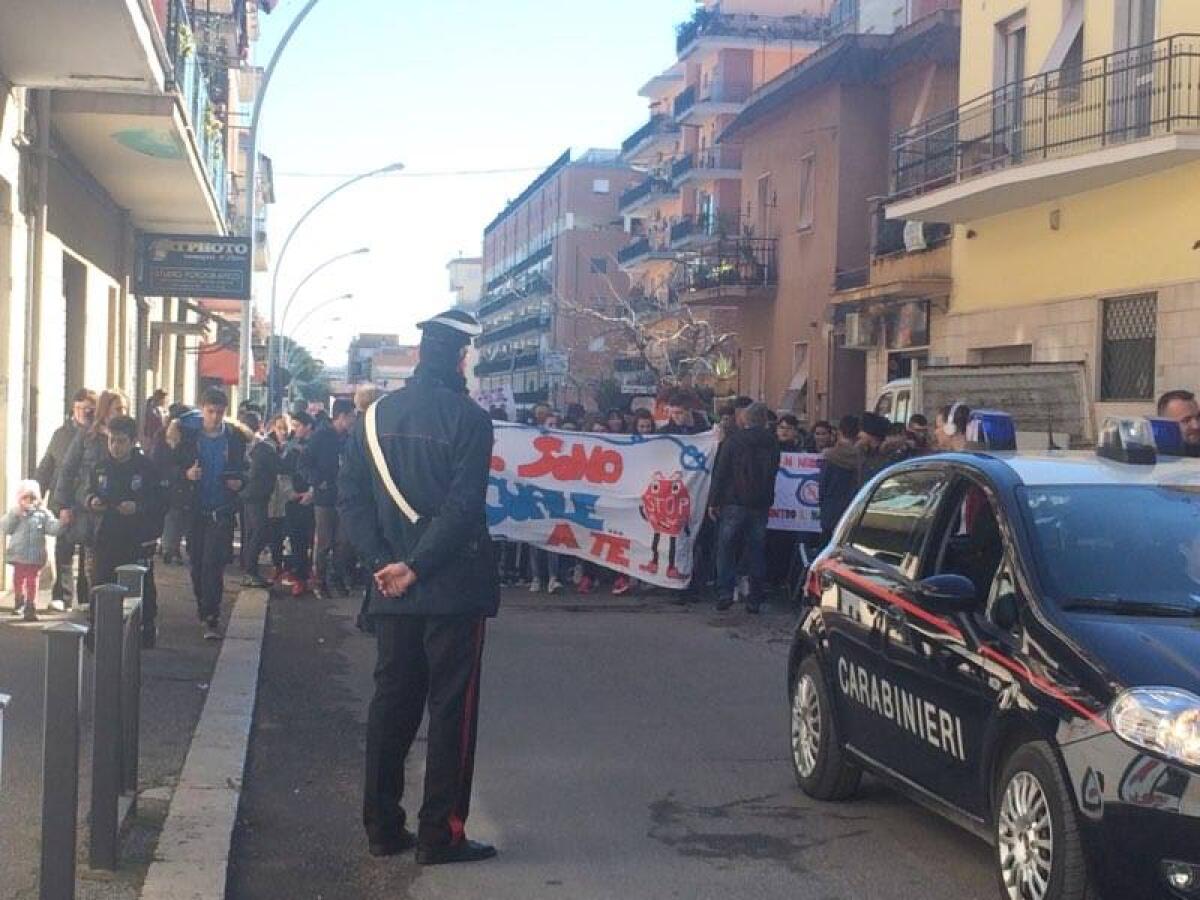 APRILIA - Marcia degli studenti contro il bullismo a scuola. Le FOTO. - 