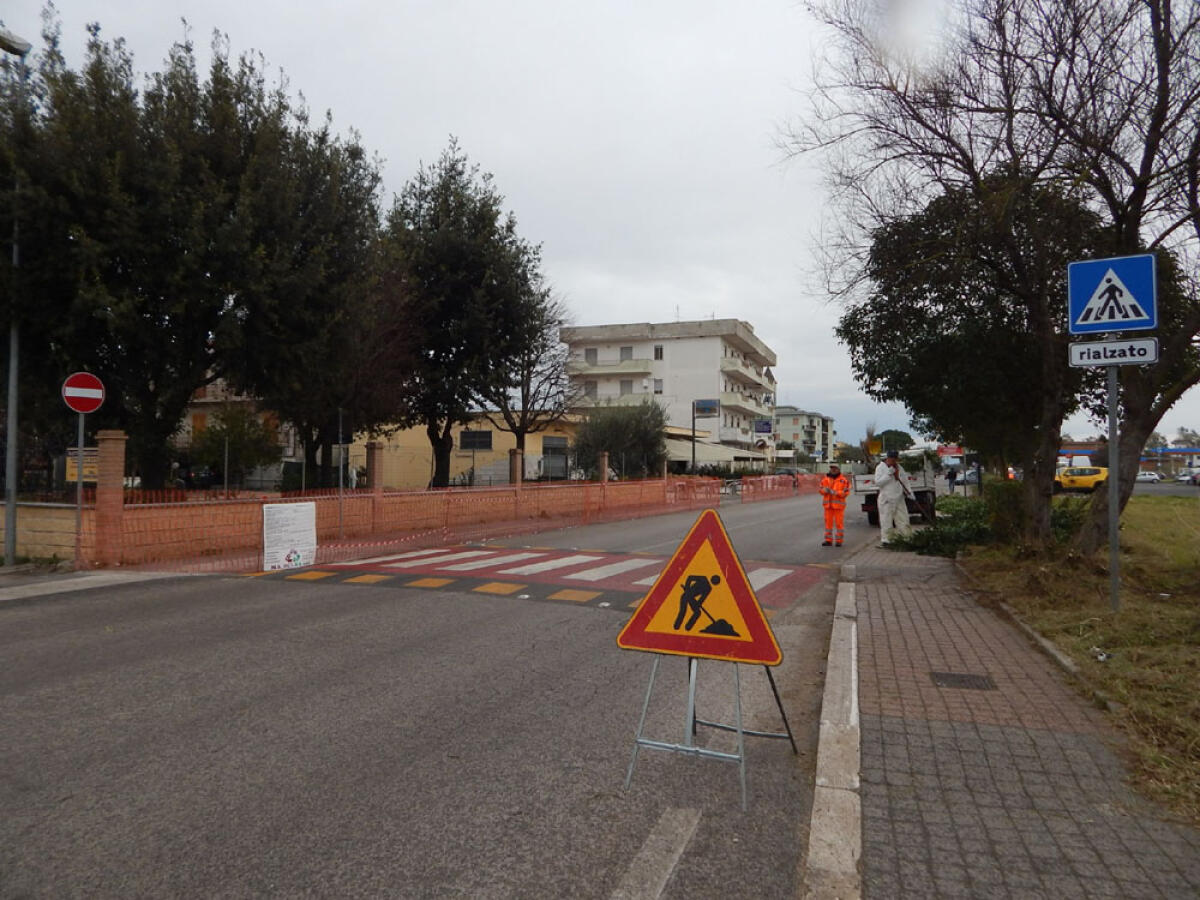 APRILIA - Lavori per i marciapiedi fermi a Campo di Carne: chiesto un incontro urgente al sindaco. - 
