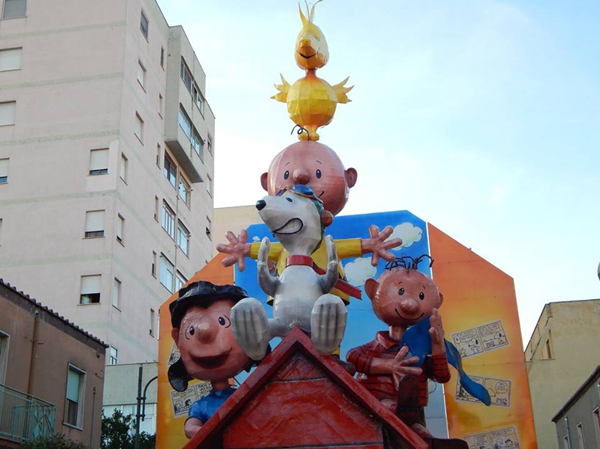 un carro allegorico del Carnevale Apriliano del 2016