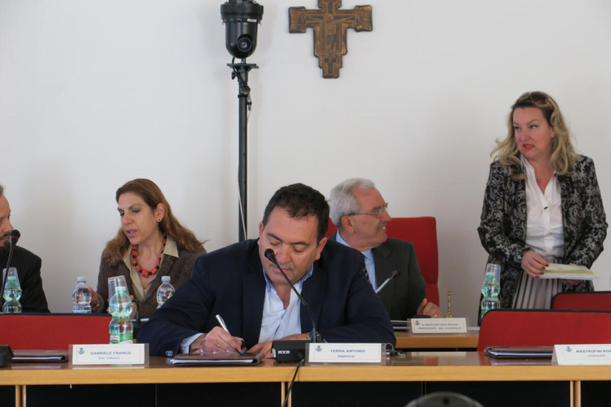 Rimborsi legali, il sindaco: "Non sono responsabile di ciò che ha fatto l'avvocato". Porcelli: "Non ha scuse, si dimetta" - 