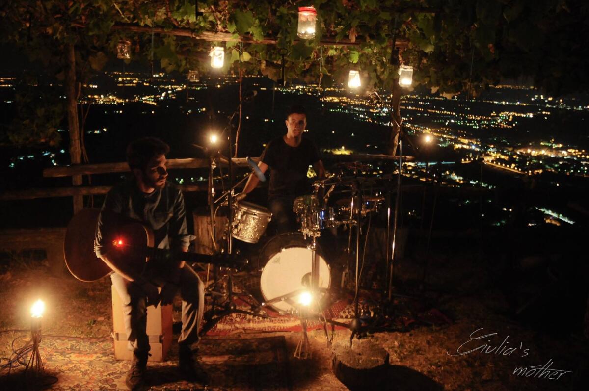 Ritmi folk rock all'ex Mattatoio di Aprilia con i "Giulia's Mother" - 