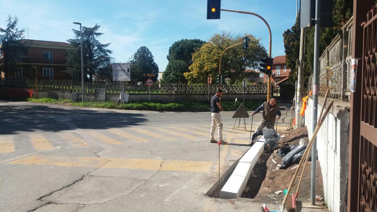 POMEZIA - Proseguono i lavori all’incrocio tra la via Laurentina e via delle Vittorie. - 