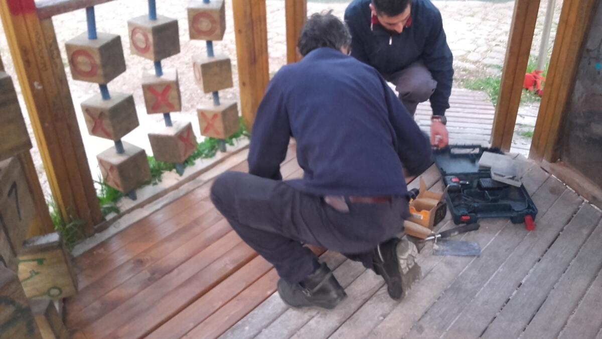 APRILIA - Riparati i giochi rotti dai vandali al Parco Manaresi, dure critiche alla Polizia Locale. - 