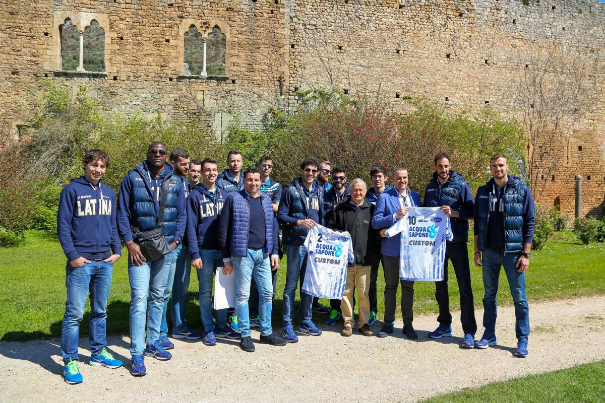 I campioni della Top Volley Latina, in pausa Playoff, in visita ai Giardini di Ninfa. - 