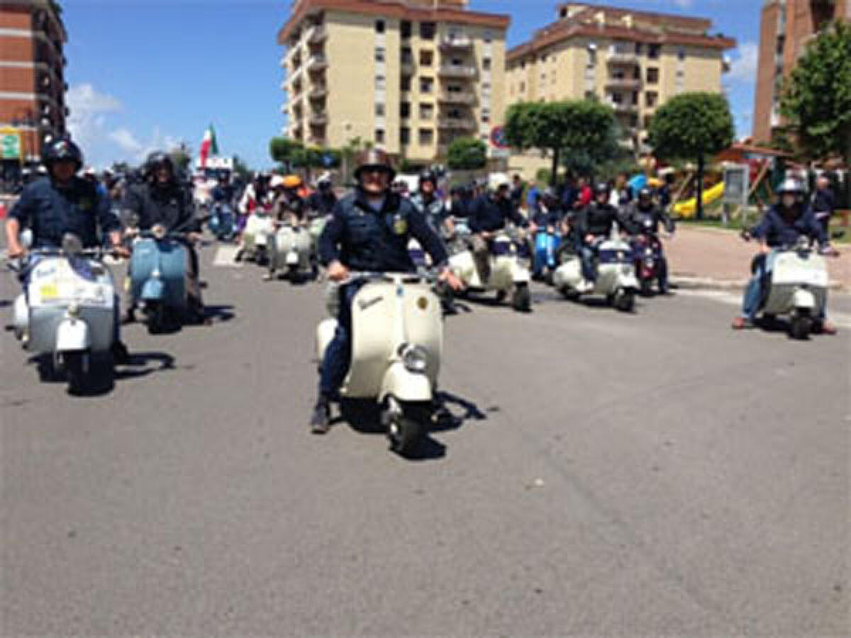 Audax 300 km dell'Agro Pontino, la rievocazione storica in Vespa ad Aprilia - 