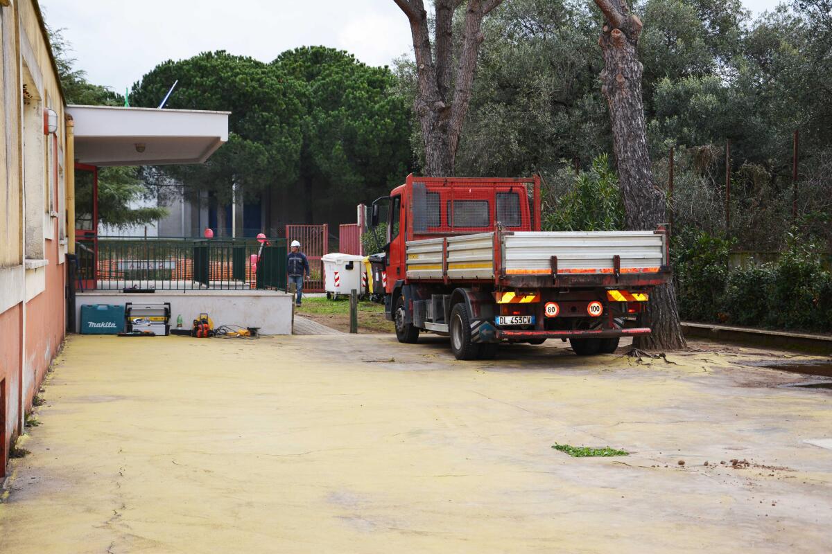 POMEZIA - Partiti i lavori di messa in sicurezza alla scuola "De Andrè” di Santa Palomba. - 