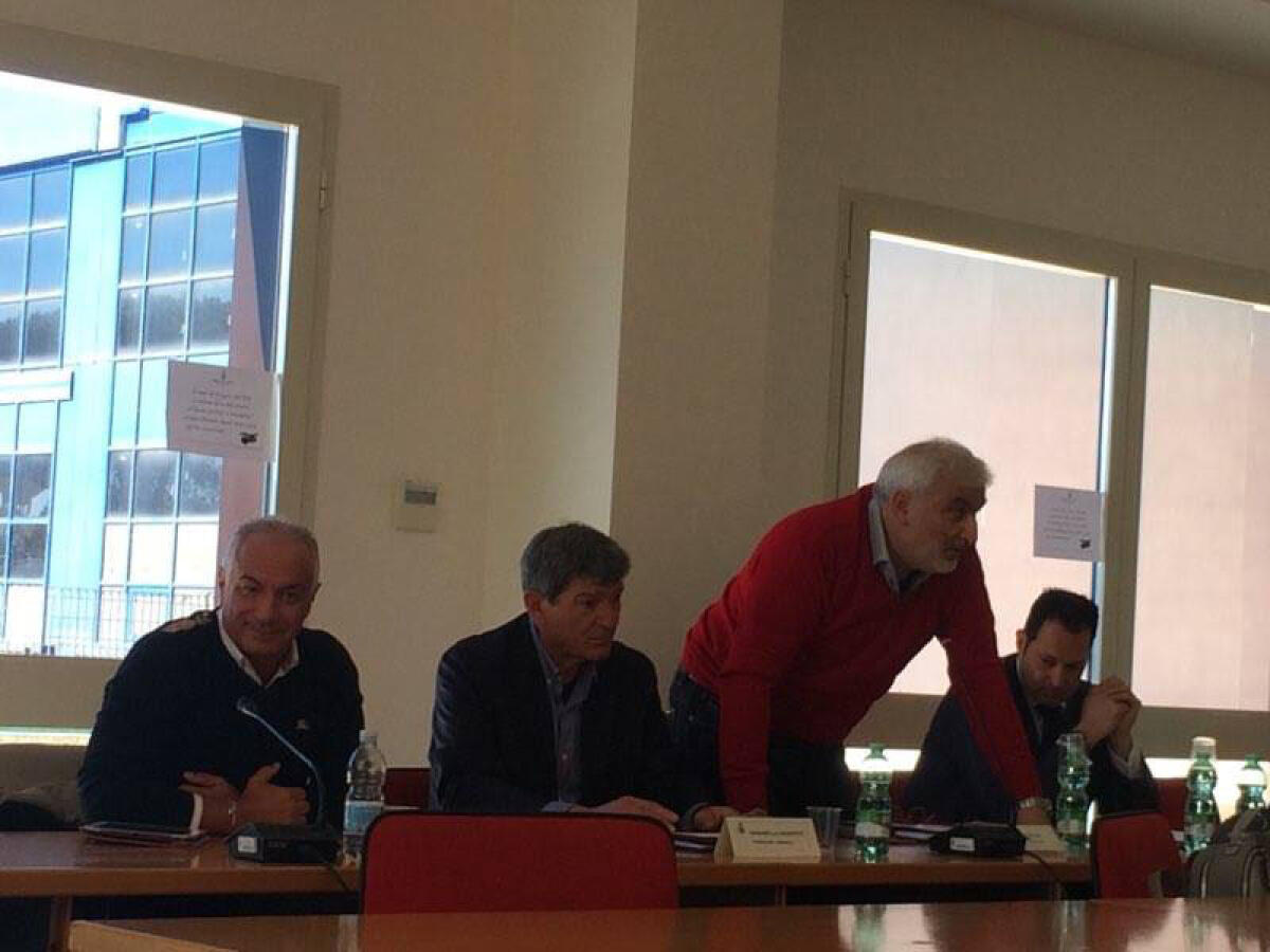 APRILIA - Aperto il Consiglio Comunale: attesa per le comunicazioni del sindaco sull'indagine che lo vede coinvolto. - 