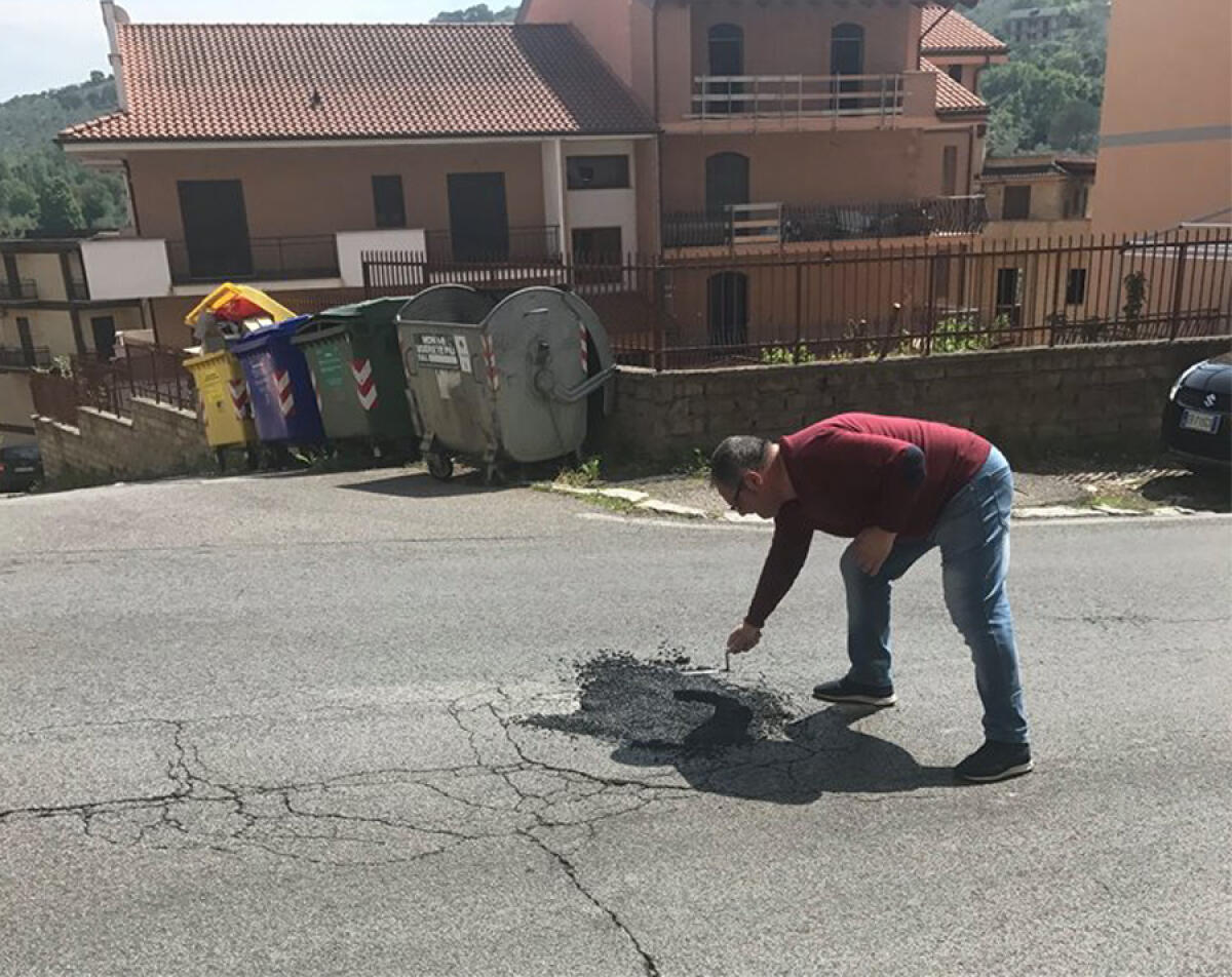 Spende 7 euro per riparare le buche, l'impresa di un cittadino di Priverno - 