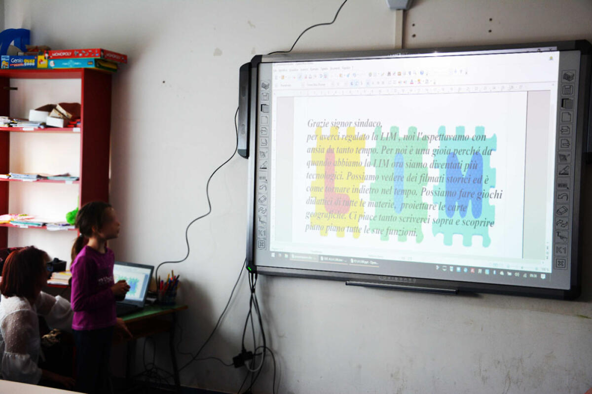 Il Comune di Pomezia dona una Lavagna Interattiva Multimediale alla scuola "De Andrè". - 