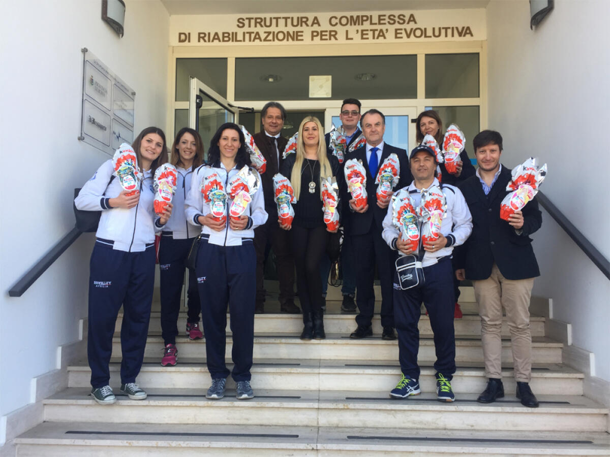 La Gio Volley Aprilia in visita al Bambin Gesù di Roma: uova di Pasqua ai bambini ricoverati. - 