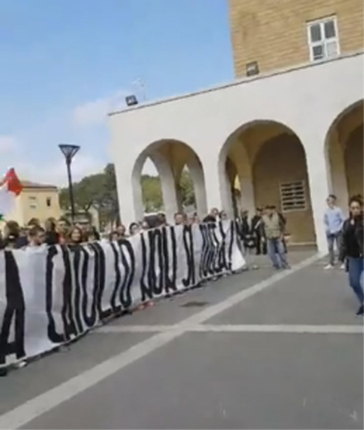 Pomezia, in piazza le famiglie di via Catullo: "No allo sfratto" - 