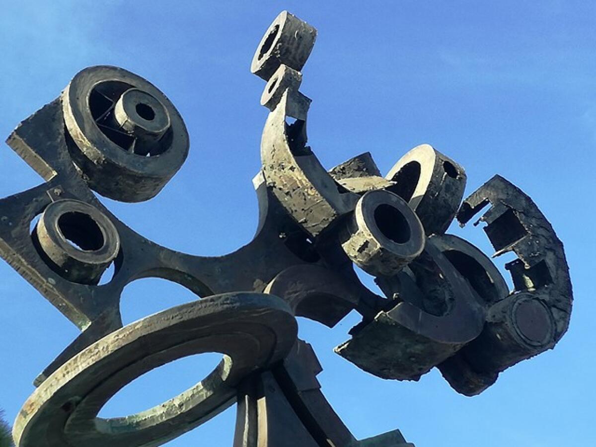 Aprilia, "Togliere dalla fontana di piazza Roma l'opera del Maestro Mastroianni" - 