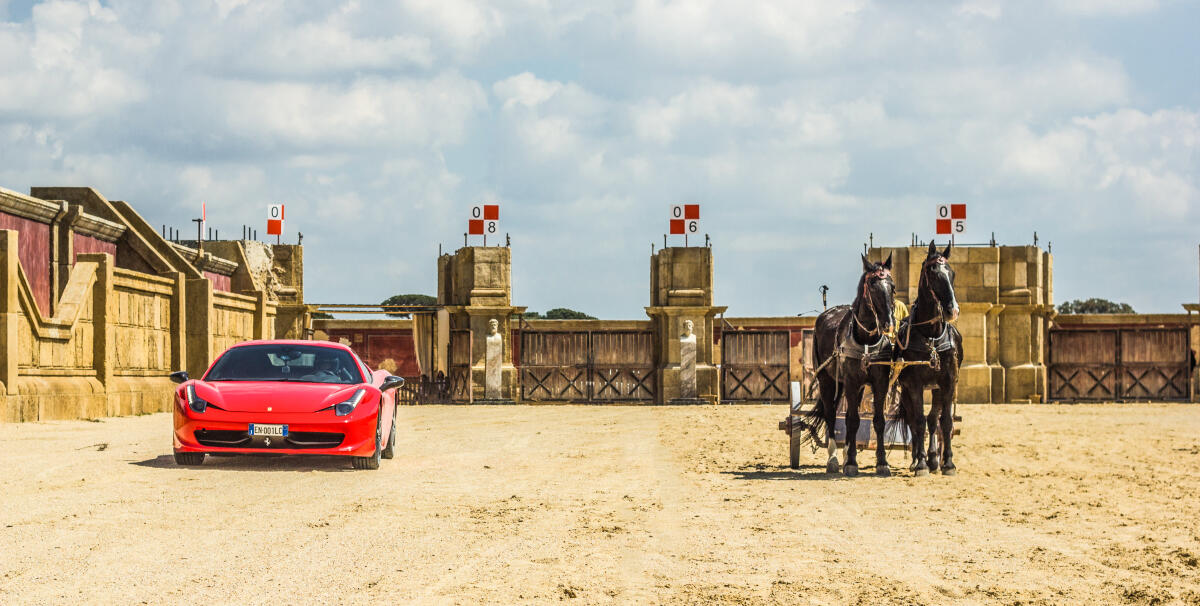 Sfida emozionante al Cinecittà World tra la Biga di Ben Hur e la Ferrari - 