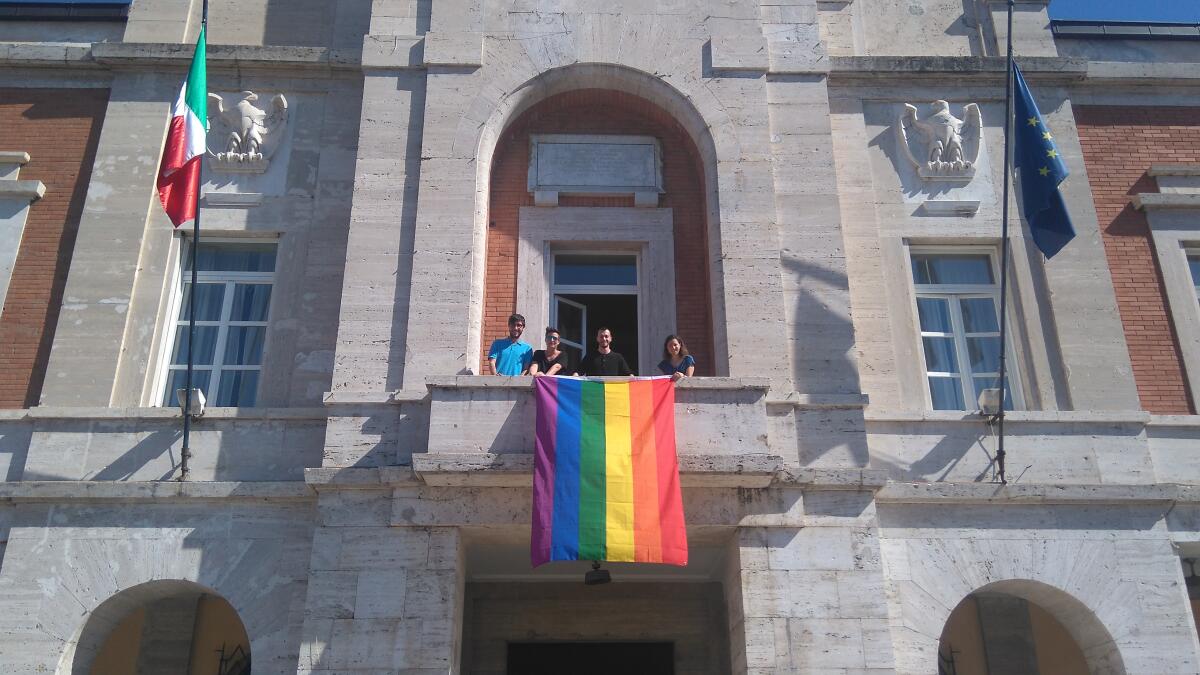 Giornata contro l’omofobia, sul balcone del Comune di Latina sventola la bandiera arcobaleno. - 