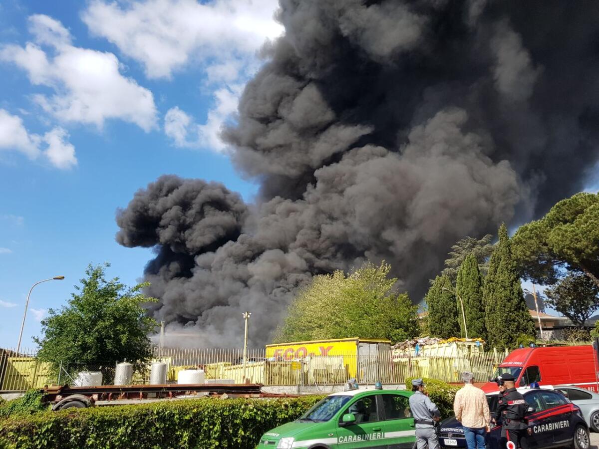 Incendio alla EcoX, il sindaco di Pomezia convoca Arpa e Asl - 