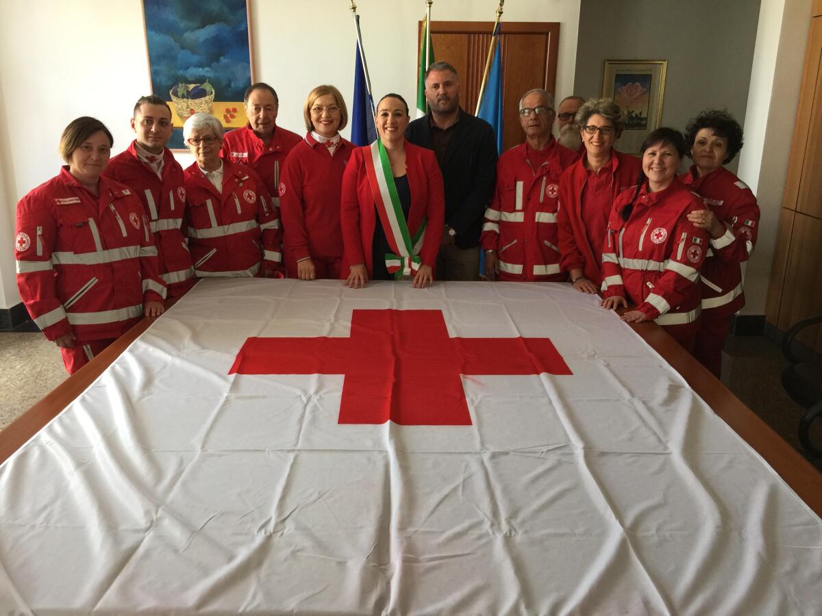 Giornata Mondiale della Croce Rossa: donata una bandiera anche al Comune di Cisterna. - 