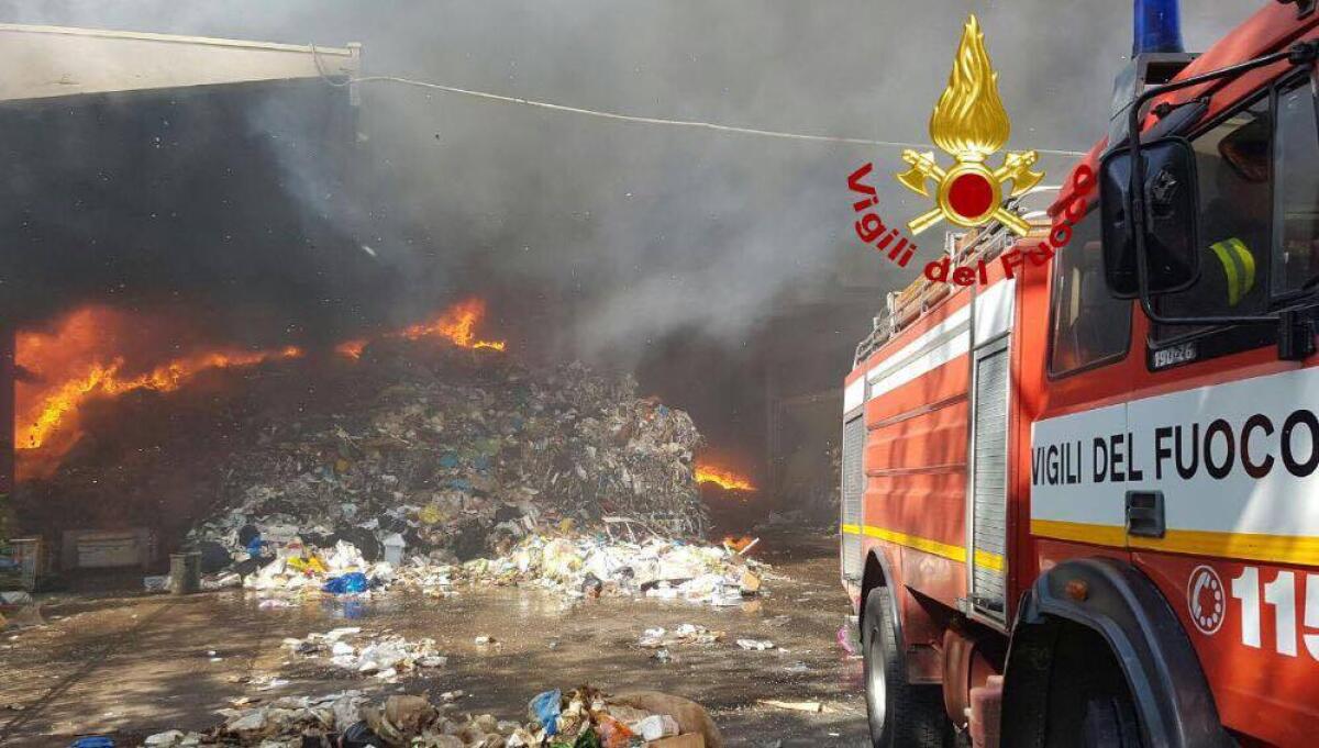 Rogo alla EcoX, chiuse tutte le scuole di Pomezia. Asl Rm 6: "Sul tetto capannone amianto incapsulato" - 