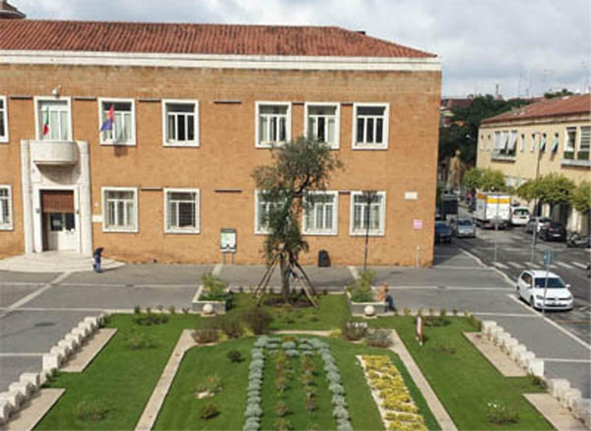 Via Catullo, i residenti a rischio sfratto incontrano il sindaco Fucci - 