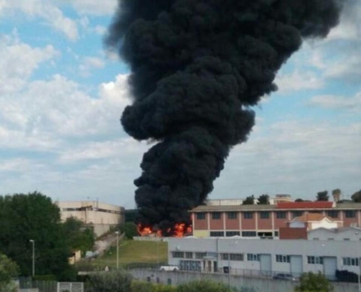 Incendio alla Eco X di Pomezia, l’Arpa Lazio: “Non emergono superamenti limiti qualità aria”. - 