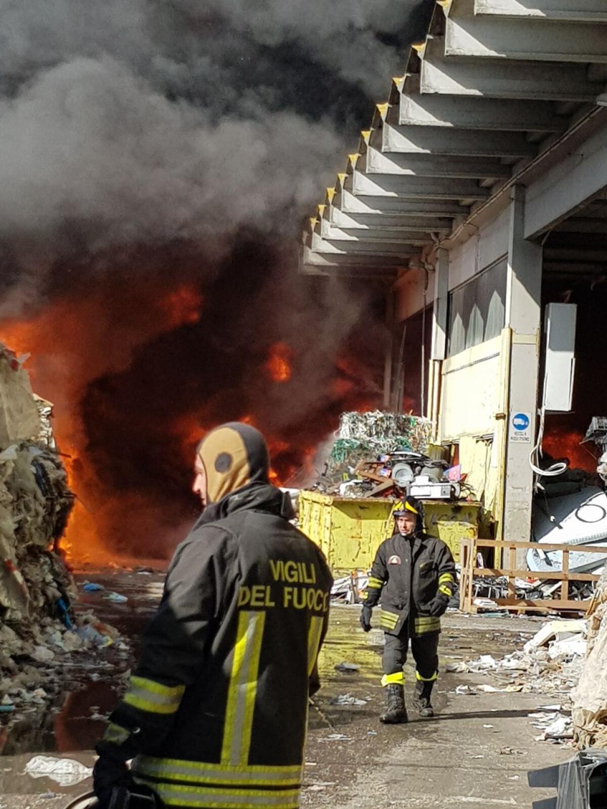 Incendio di Pomezia, Legambiente “Diossine 700 volte sopra i limiti nelle vicinanze del sito” - 