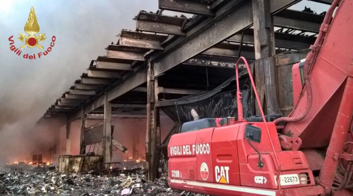 Incendio Eco X, l'Osservatorio Nazionale Amianto: "Serve acqua per non disperdere inquinanti" - 