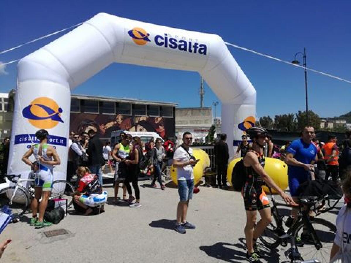Salta la "Gaeta Triathlon 2017": gli atleti si ritrovano a correre tra le auto. E' polemica sull'organizzazione - 