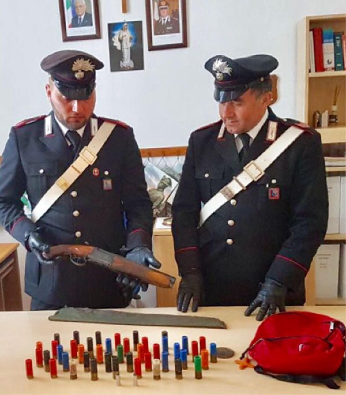 Sabaudia, armi e munizioni nascosti in una baracca. 25enne denunciato - 