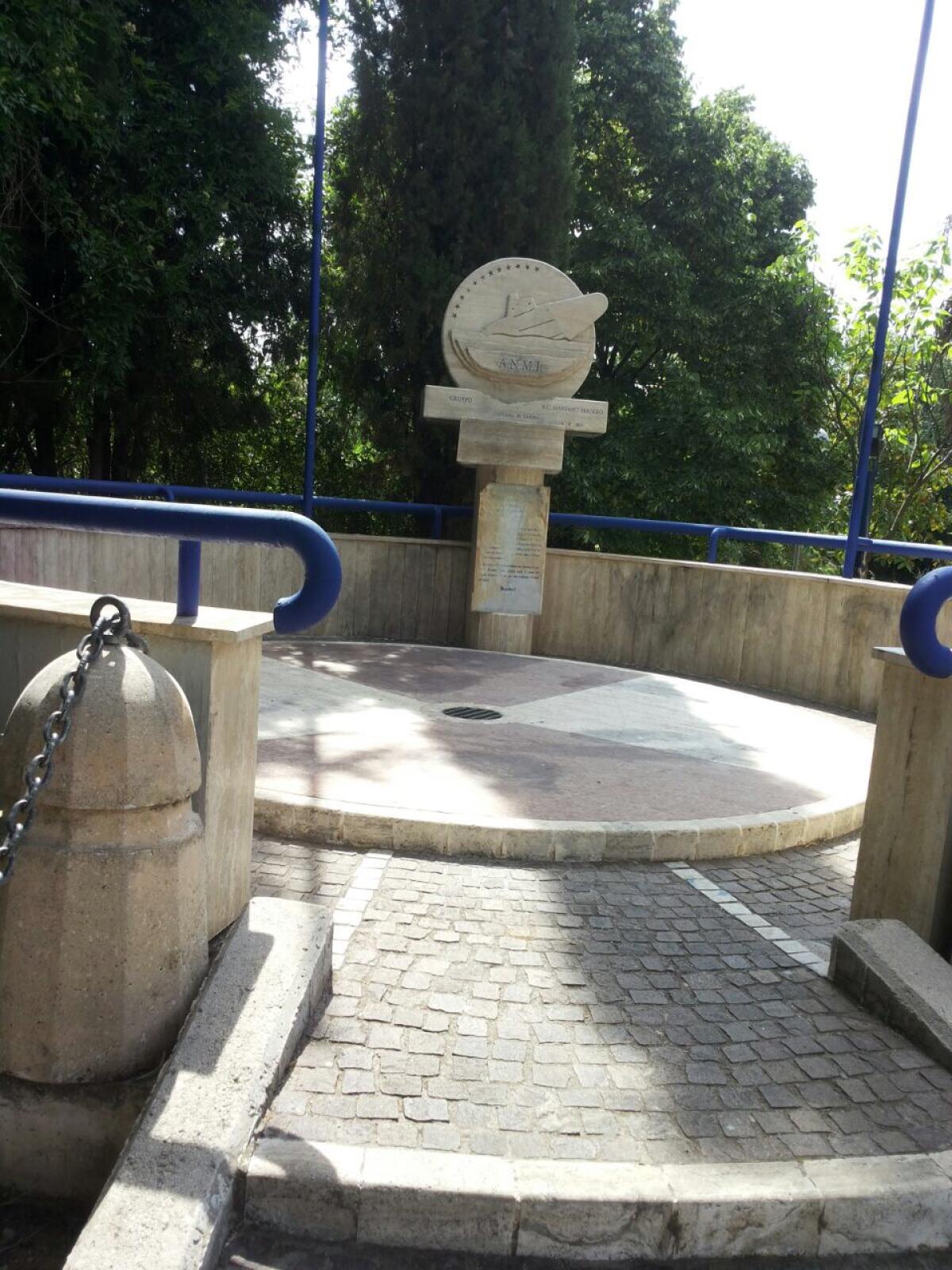 Cisterna - Ripulito il monumento ai Caduti del Mare imbrattato dai vandali - 