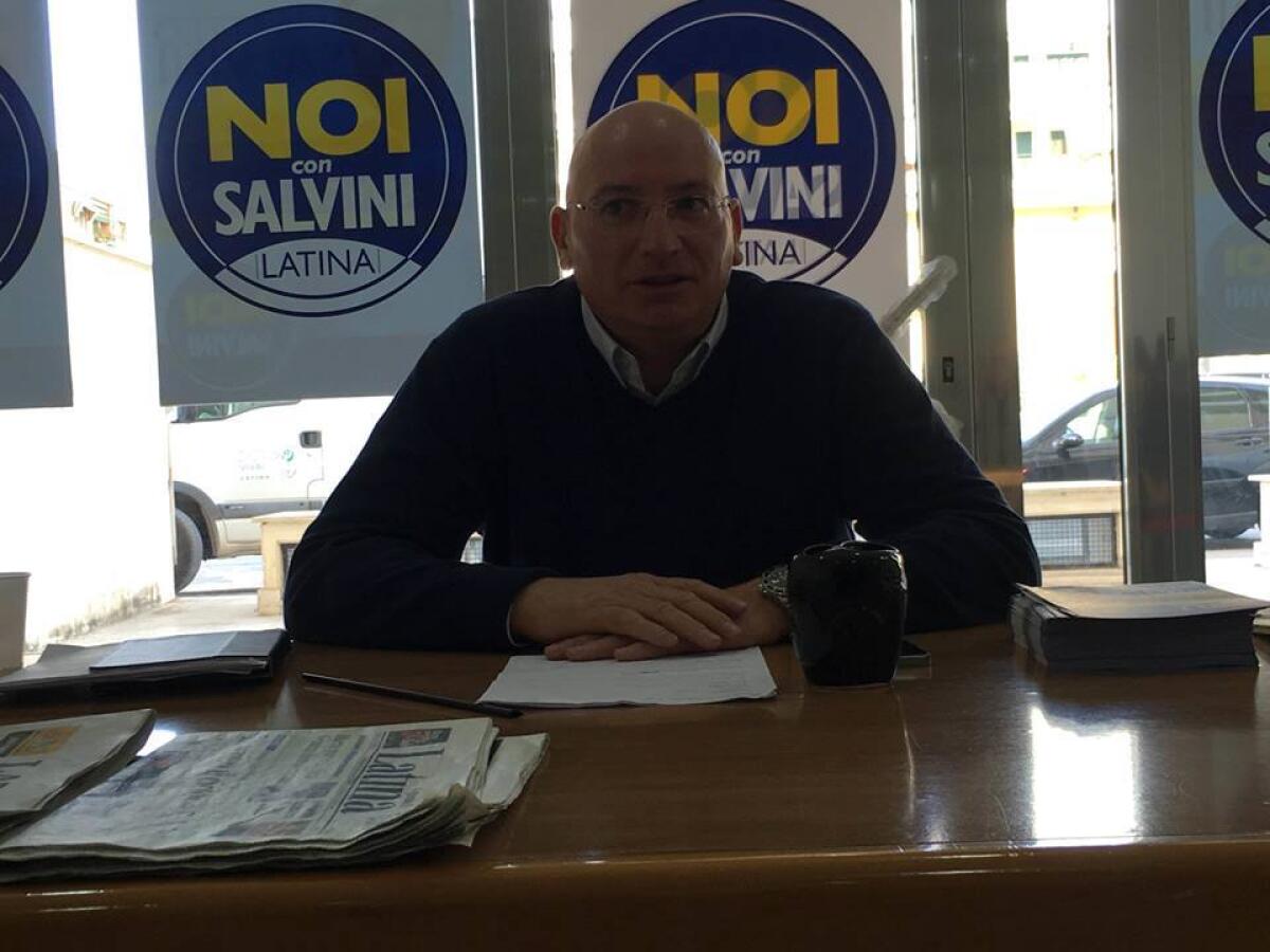 Nuovo show in Consiglio a Latina di NCS, Adinolfi con la maglietta "No utero in affitto ai gay" - 