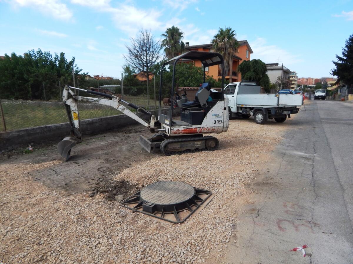 Aprilia - Proseguono i lavori per le fogne in zona Gattone, questa mattina il sopralluogo - 