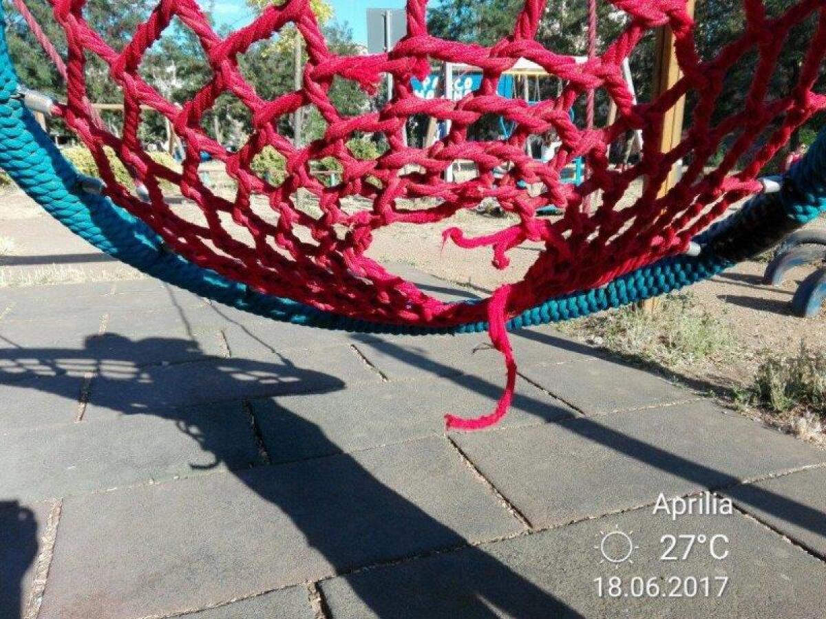 Aprilia - "I giochi nei parchi sono pericolosi, servono interventi urgenti" - 