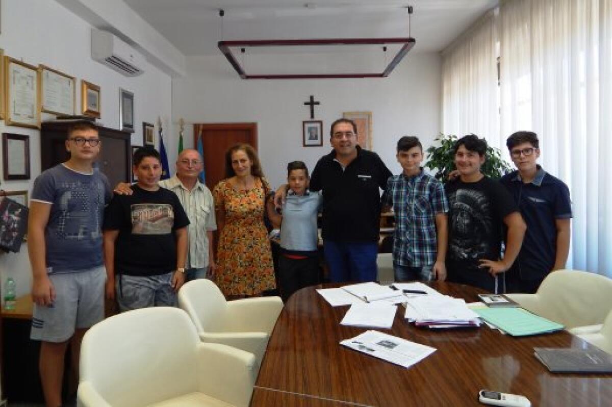 Aprilia - I volontari della pinetina di via degli Oleandri in Comune - 