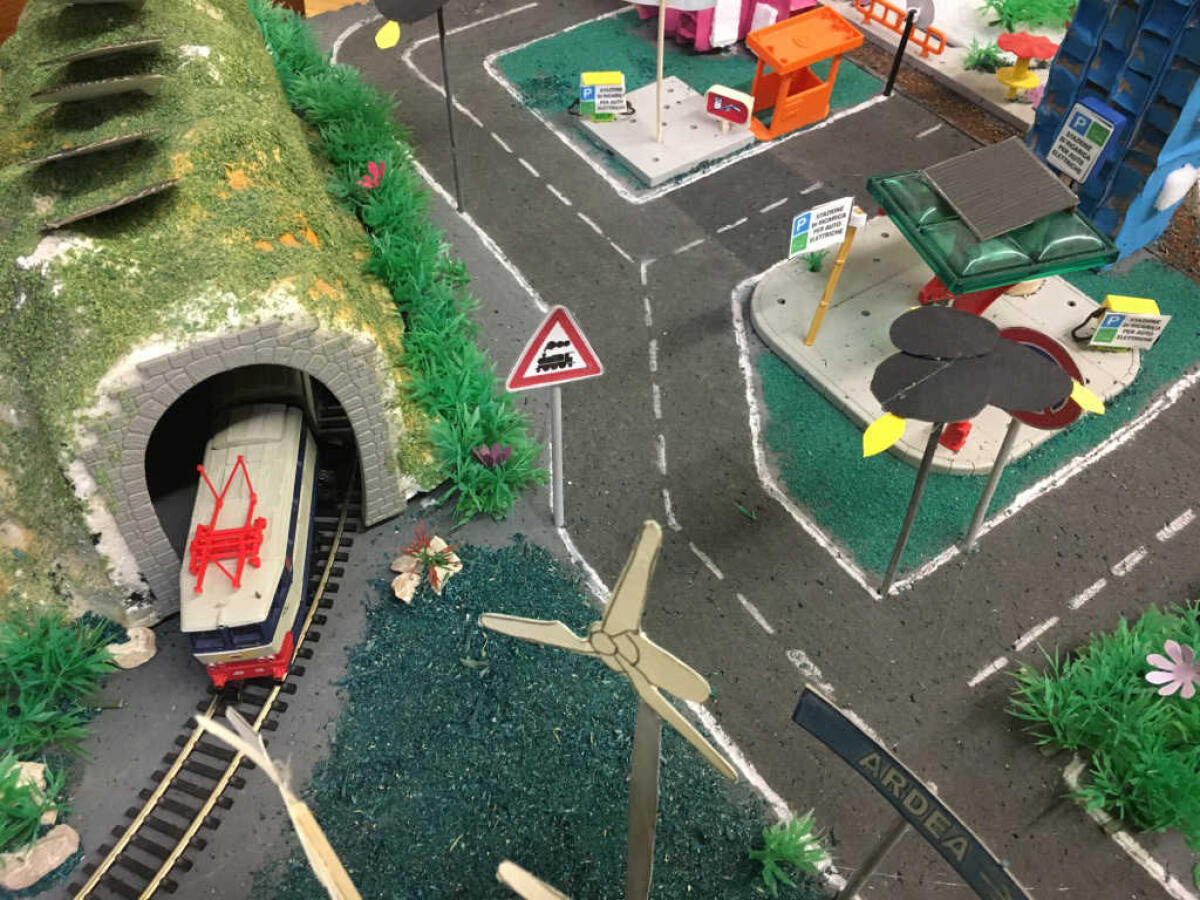 La città ideale in un plastico, gli studenti dell'Istituto "Ardea 1" vincono il concorso "Immagini per la Terra" - 