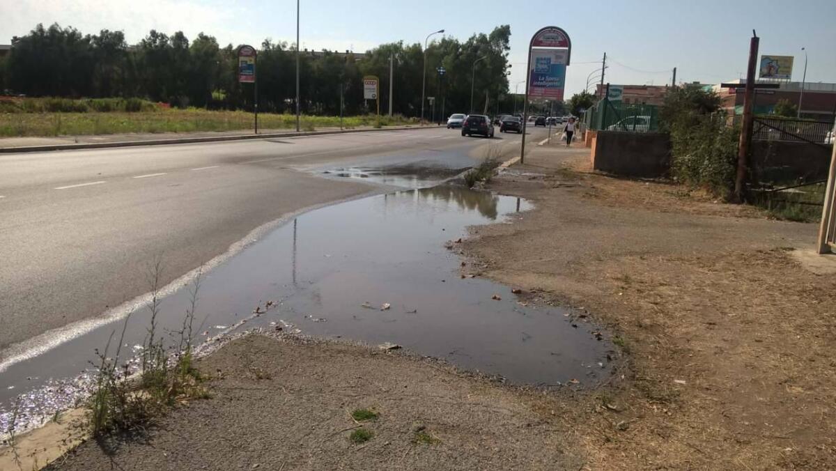 Copiosa perdita d’acqua in via Toscanini ad Aprilia, "fioccano le segnalazioni ma nessuno la ripara" - 