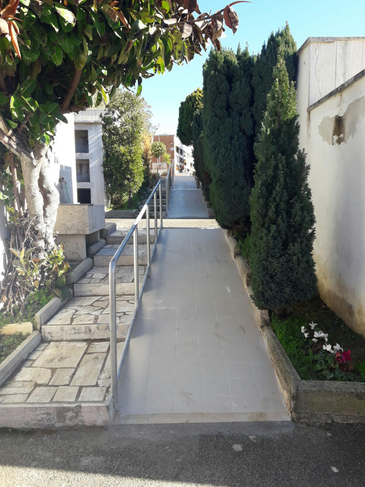 Guasto tecnico al Cimitero di Anzio, l'area resta senz'acqua - 